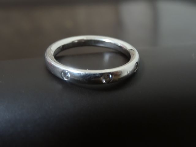 プラチナ、ラウンドカットでダイヤモンドが3石ついているもの