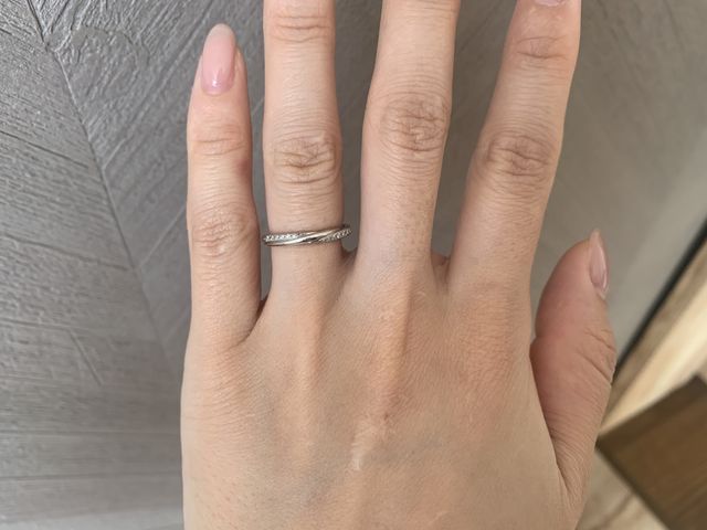 正面はシンプル。角度を変えてみるとダイヤが綺麗に見えます。