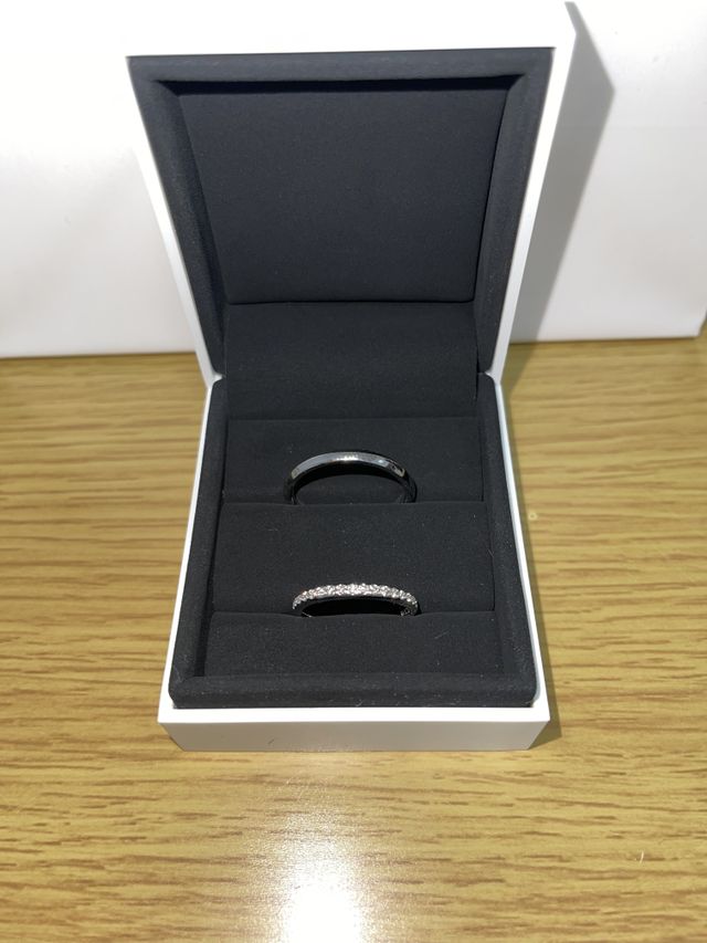 私の方は細めリングでお石が綺麗に入っているものにしました。