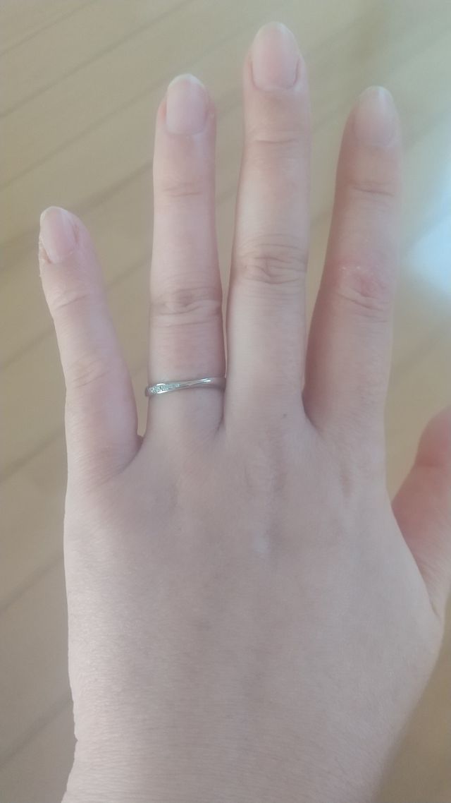 指輪をつけている写真