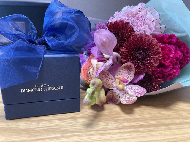 婚約指輪のボックス
ネイビーのリボンとケースがとてもおしゃれ