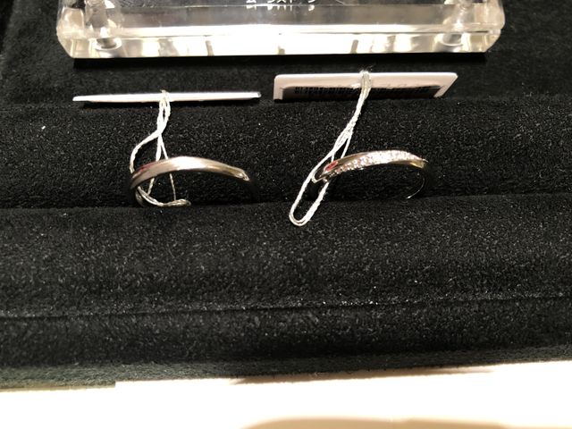 ストレートタイプの
新婦ダイヤ配列
新郎かげあり