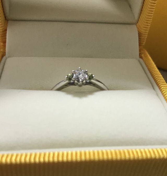 ダイヤの横は彼の誕生石のペリドット