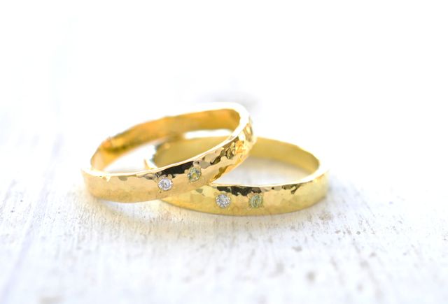 平打ちゴールドの指輪に2人の誕生石をセットしました。