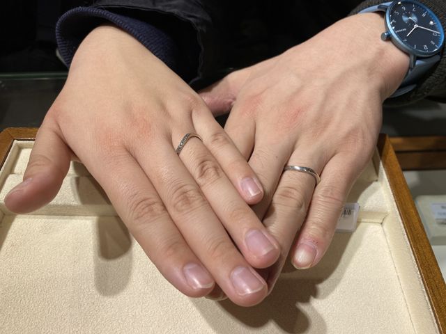 結婚指輪を探しており、2人に似合う指輪を見つけました。