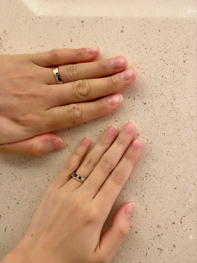 2人でプレゼントし合ったゴールドの指輪に重ね付けしてます。