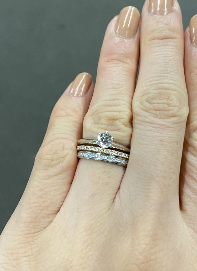 エンゲージと手持ちのエタニティリングとの重ね付けです。