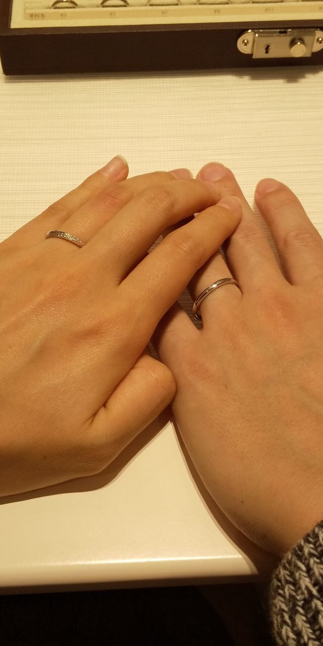 ストレートタイプのリングです。リングの幅は細めです。