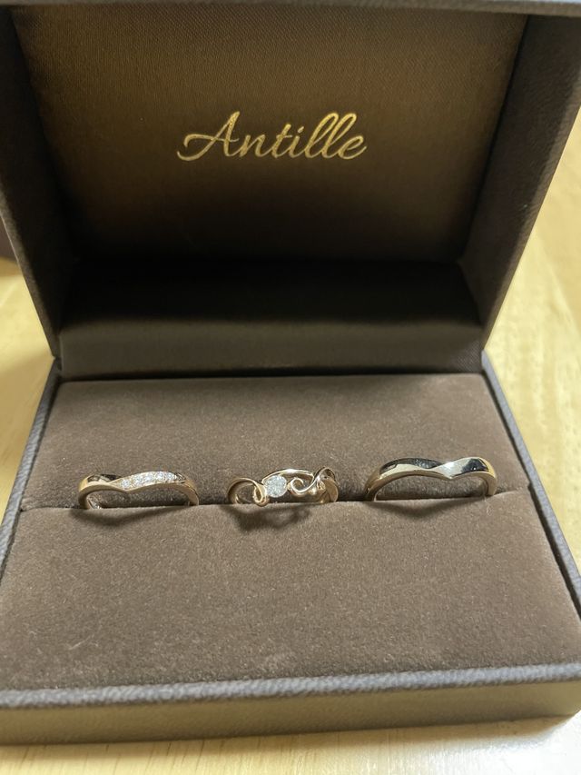 右:男性用　真ん中:婚約指輪
左:女性用