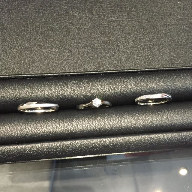 左が男性用結婚指輪、中央が婚約指輪、右が女性用結婚指輪。