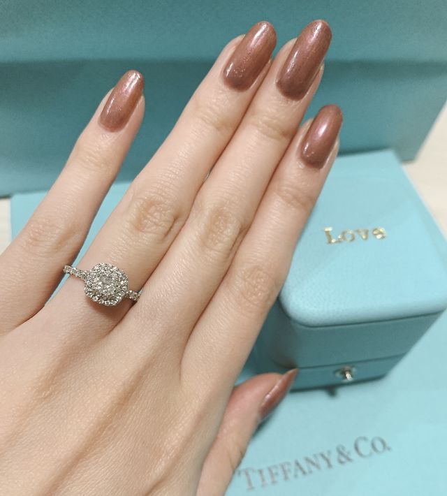 ティファニーのソレストクッションカットの婚約指輪です。