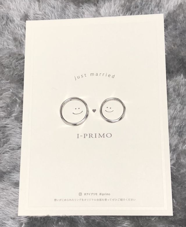 2人の結婚指輪です。下に敷いている紙は購入時にいただきました