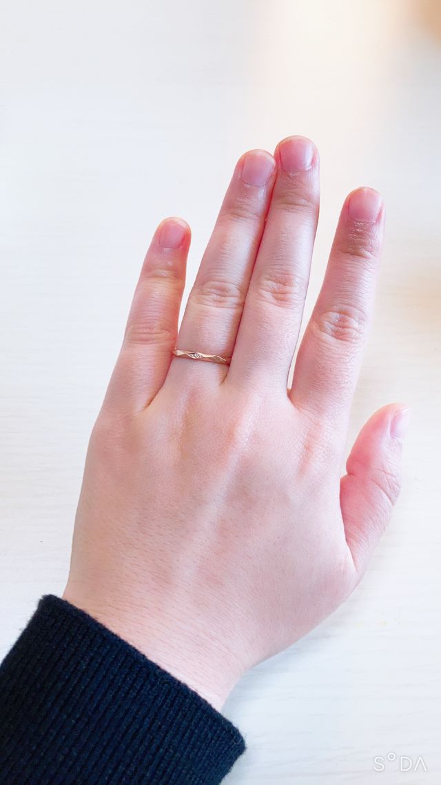 ピンクゴールドの細身の指輪です。
