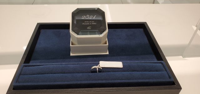 ケースは要追加料金。名前や日付等、彫れます。画像は店頭見本。