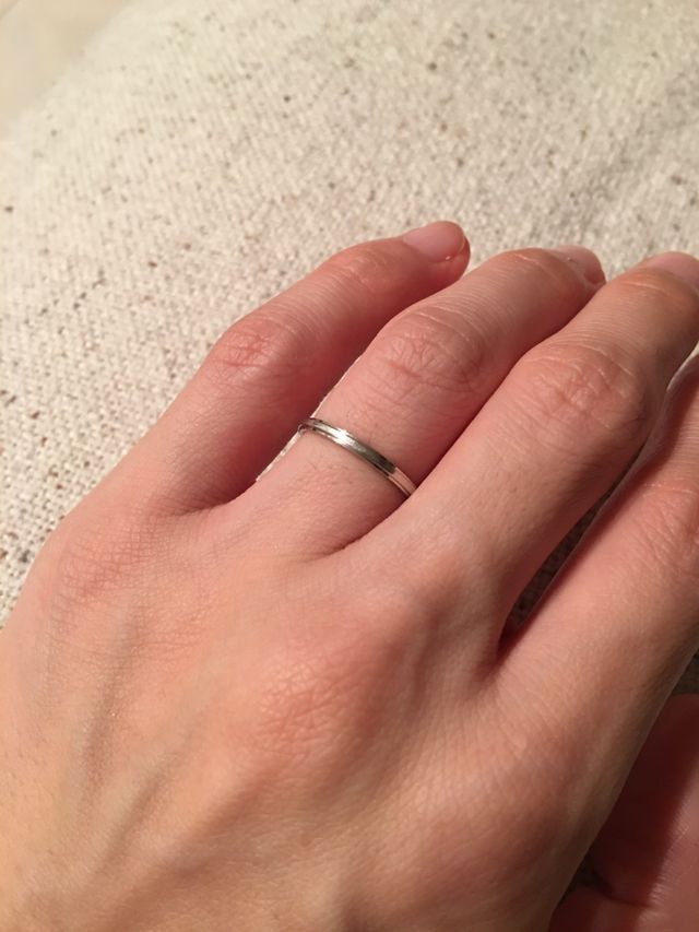 指輪をはめたイメージ。ゴツゴツした手ですみません