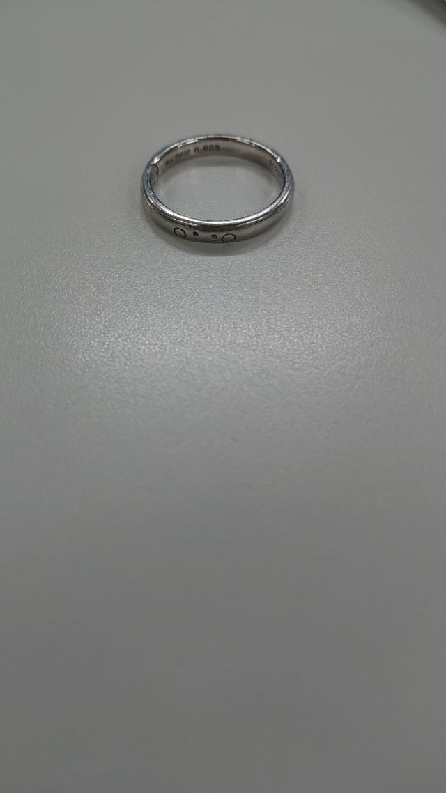 お互いの指輪の表面にそれぞれ笑顔マークを描きました。