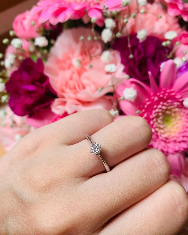 ダイヤに向かってリングが細くなっていくデザインです