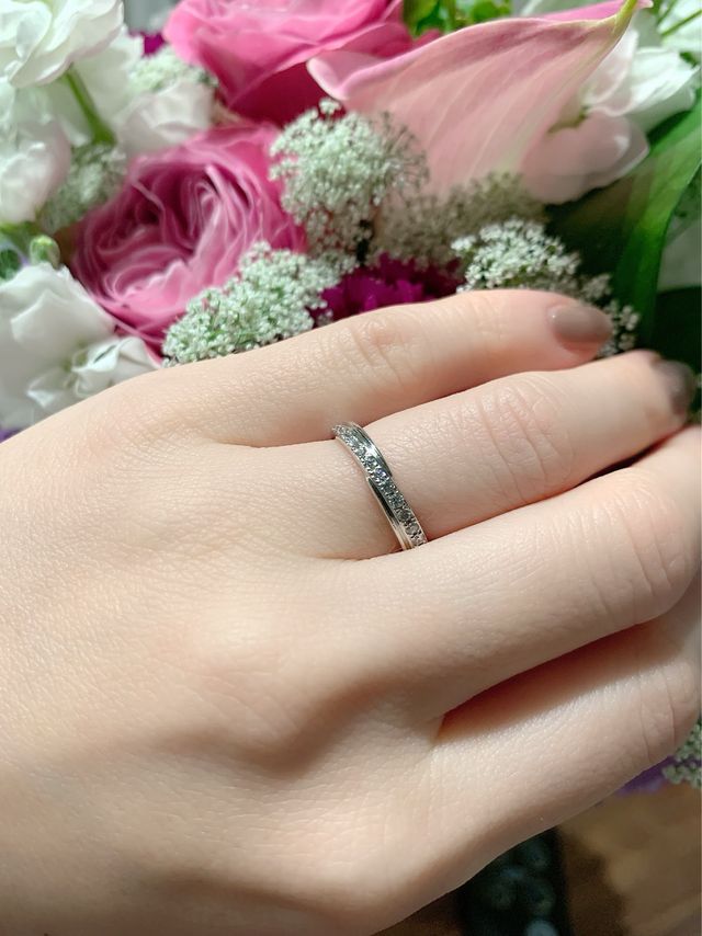 婚約指輪と合うようなデザインで選びました。