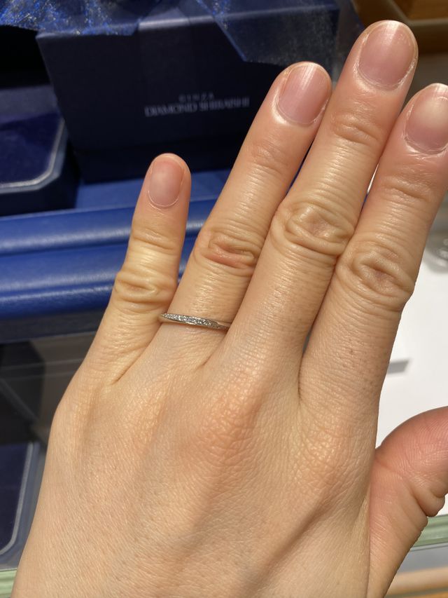指輪は、ストレートタイプで華奢なデザインでした。