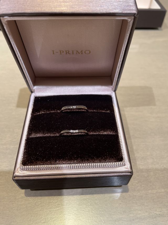 指が細く見える緩やかなVの形の指輪を選びました！