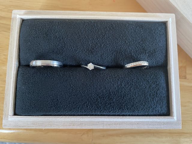 真ん中は婚約指輪で違うブランドさんで購入したものになります