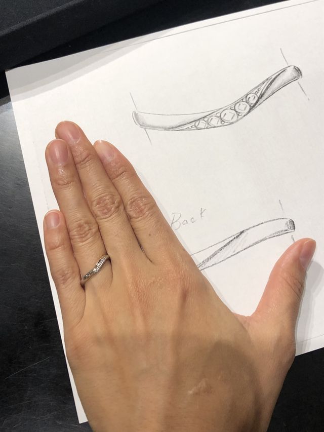 デザイナーさんが好みのものをスケッチしてくれます。