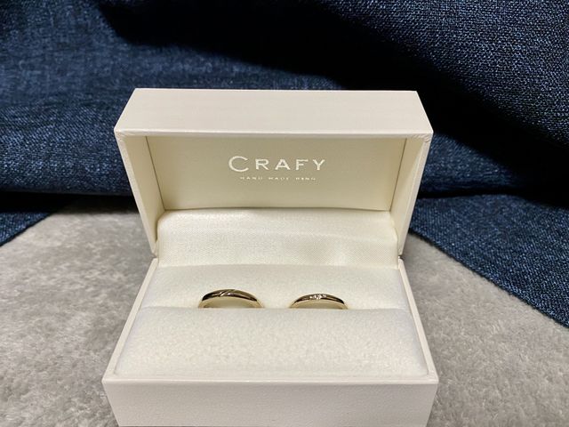 指を細く見せる為、斜めのデザインを取り入れました。