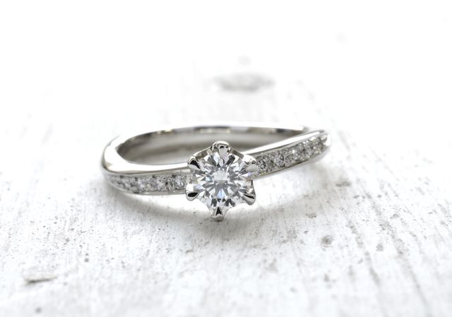 中心のダイヤに加えてメレダイヤをリングに埋めていただきました