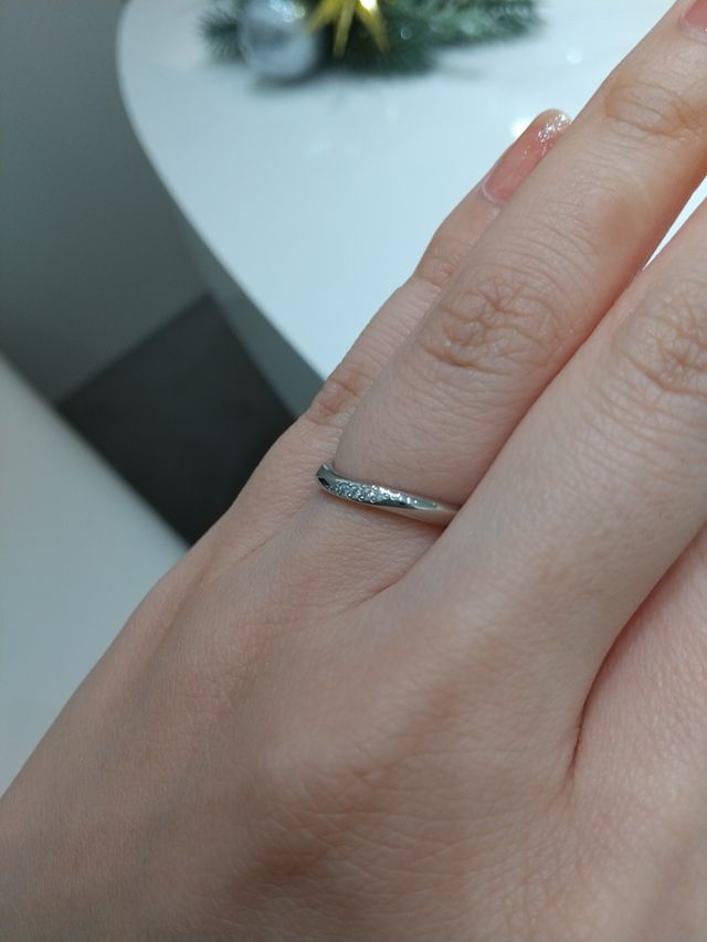 ゆるやかなウェーブのデザインです。
さりげないダイヤが素敵！