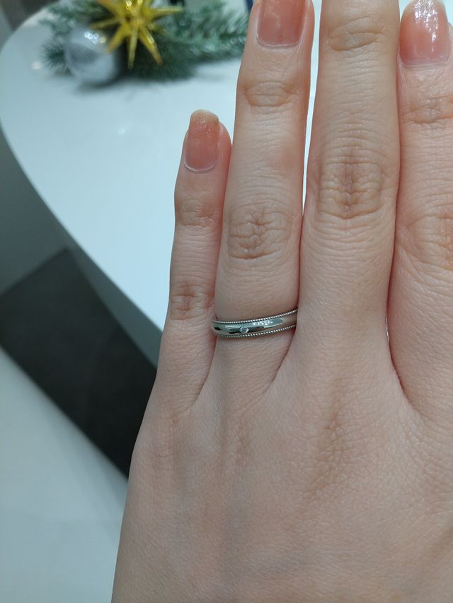 ミル加工と一石のダイヤでシンプルすぎず華やかに！