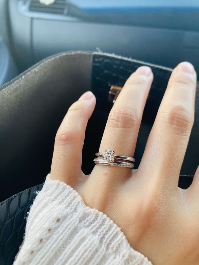 下の指輪
個性的なデザイン
