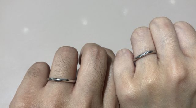 自分から見る角度からもダイヤの輝きがキレイな指輪です。