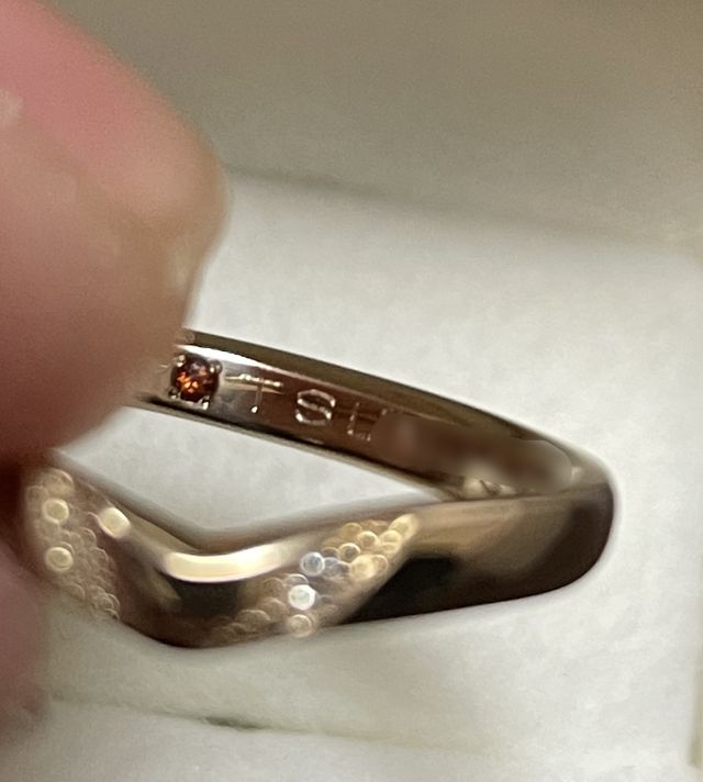 イニシャル・結婚記念日・娘の名前を無料刻印、娘の誕生石を