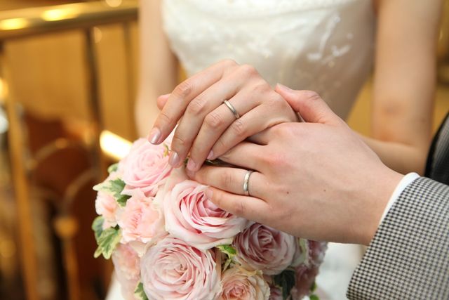 結婚式当日に式場のカメラマンの方にとって頂きました。