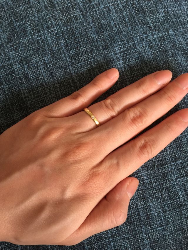 ゴールドタイプ。真ん中にはダイヤが埋め込まれています。