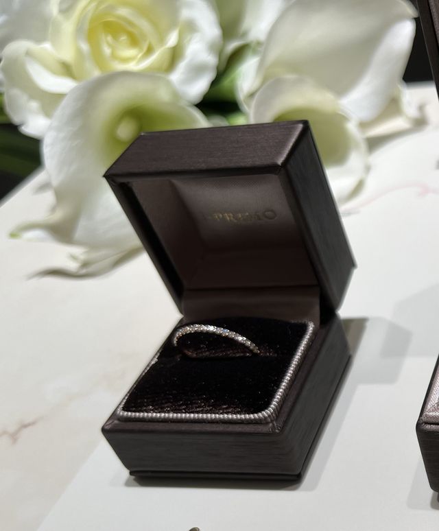 婚約指輪として購入しました。結婚指輪と一緒につけています。