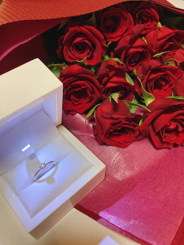 婚約指輪と他で用意した薔薇の花束と一緒にプロポーズしました。
