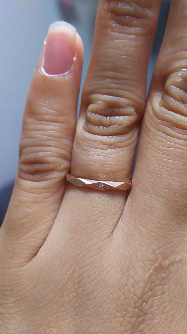 小さいダイヤが入っています