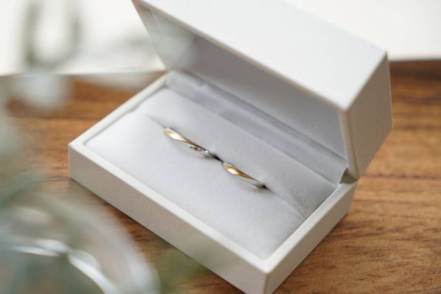 箱に入った指輪の写真
