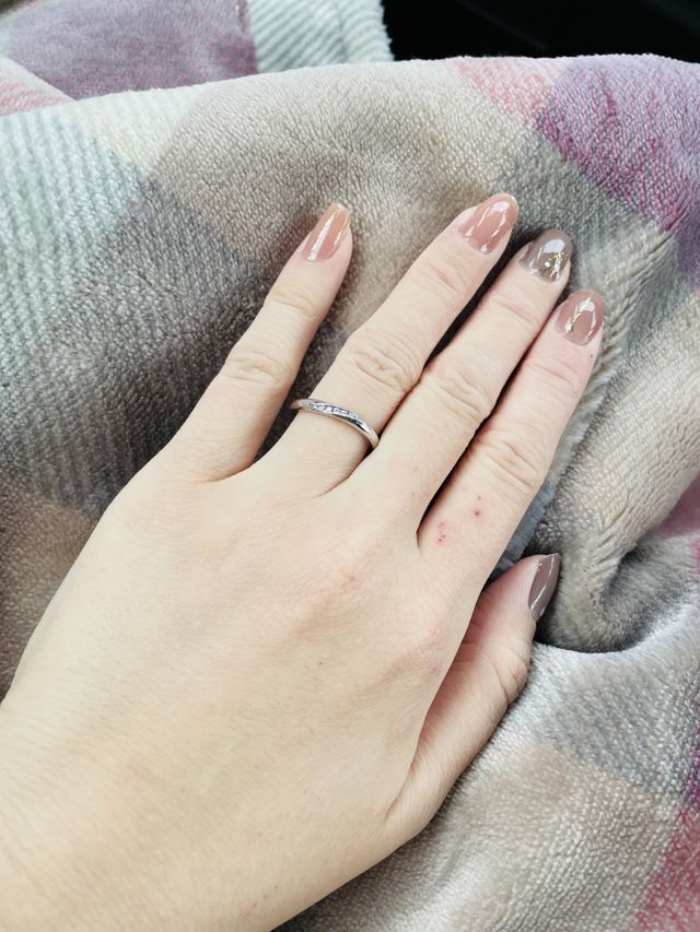 少し斜めに湾曲して作られているので指が細く見えると思います。