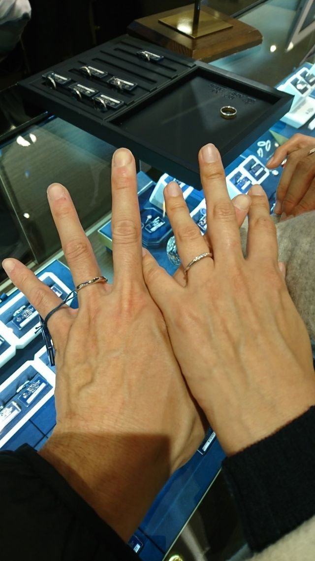 緩いカーブにダイヤが入った指が綺麗に見えるデザイン