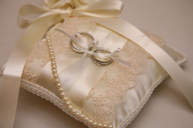 手作りのリングピローにのせたお気に入りの指輪