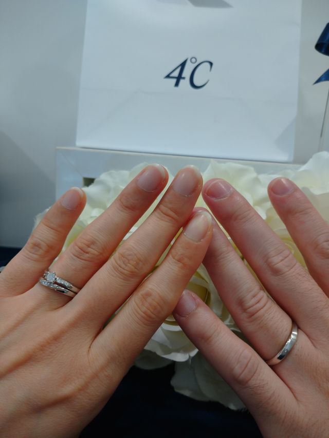 婚約指輪と結婚指輪を重ねづけしています。
