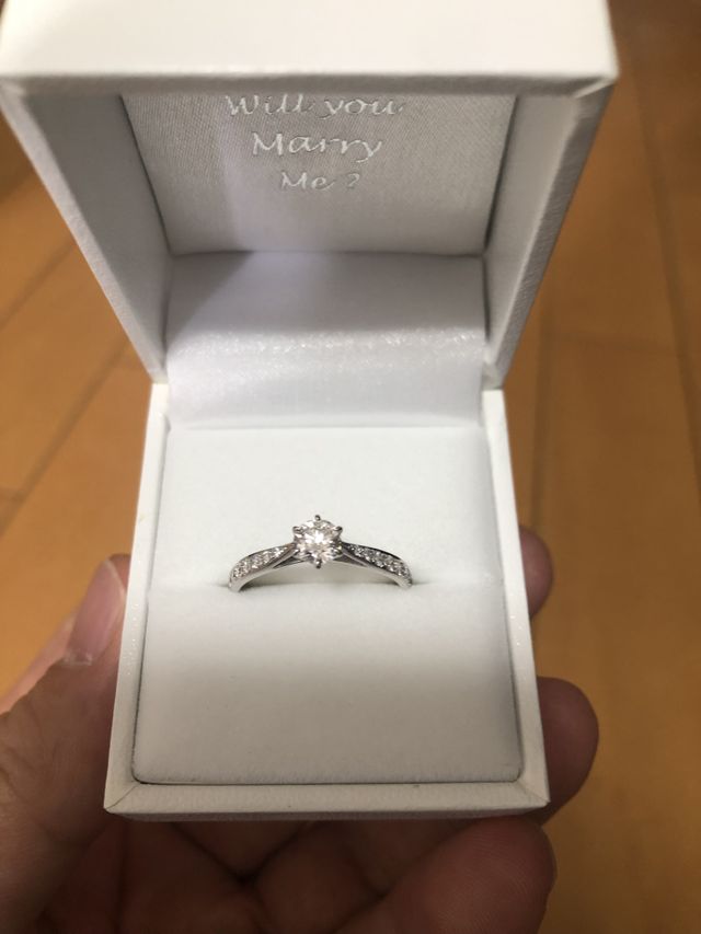 0.42ctのダイヤに土台はプラチナです。本当に綺麗です。