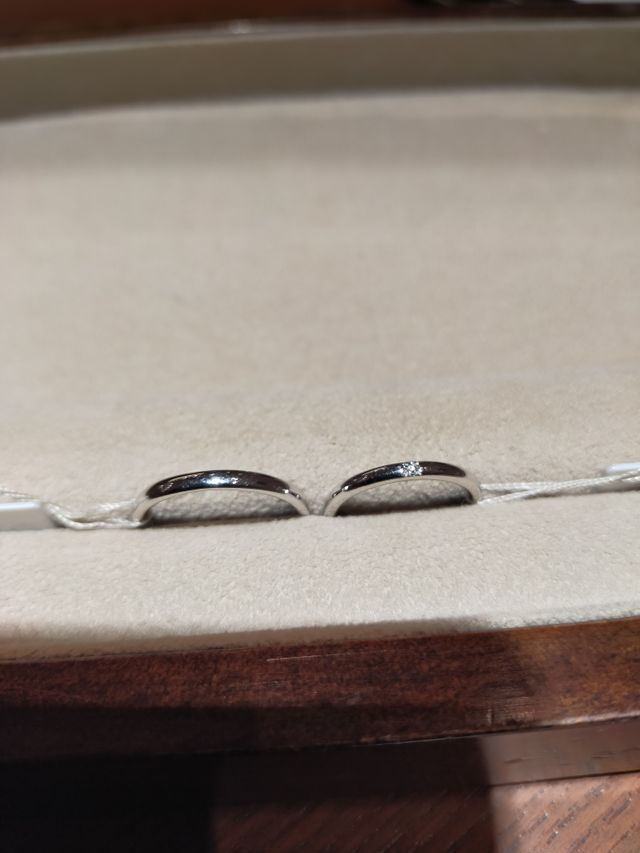 1番シンプルな指輪を選びました。