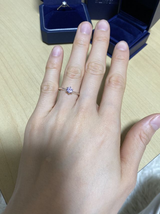 プロポーズリングは関節の太い私の指にもスッと入ります。