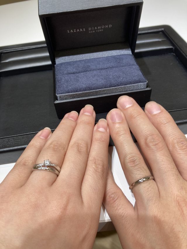 結婚指輪と、婚約指輪のクーパーズを重ね付けしています