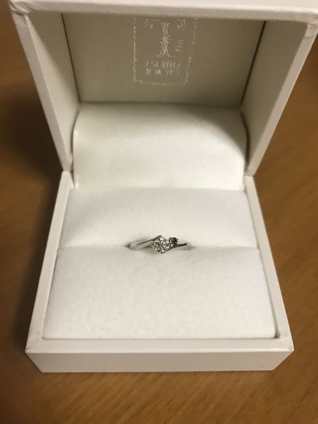 脇石は彼の誕生石を入れました。