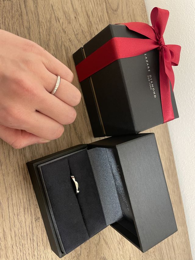 斜めにダイヤが入っていてどの角度でもキラキラします。