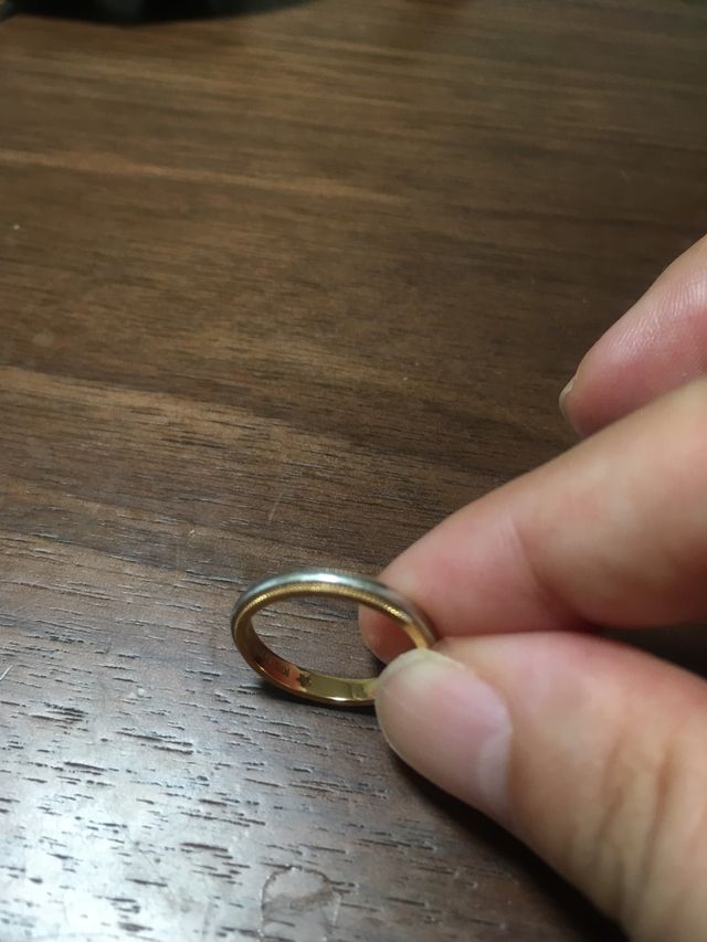 自宅で指輪をアップに撮影